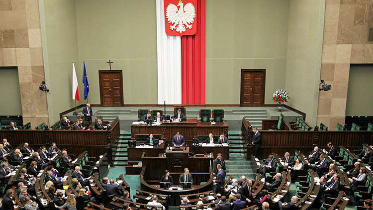  بولندا تسن قانونا يجرم من يحملها مسؤولية 