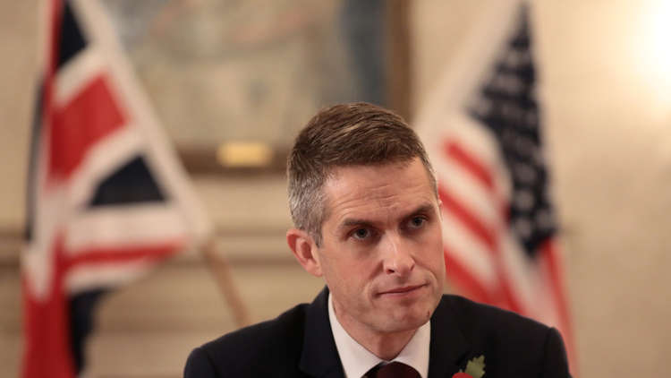 موسكو: وزير دفاع بريطانيا كمن يجسد دورا في فيلم عن جيمس بوند!