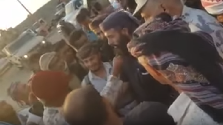 فيديو.. لحظة تسليم الألوية الرئاسية في عدن إلى جبهة الساحل الغربي