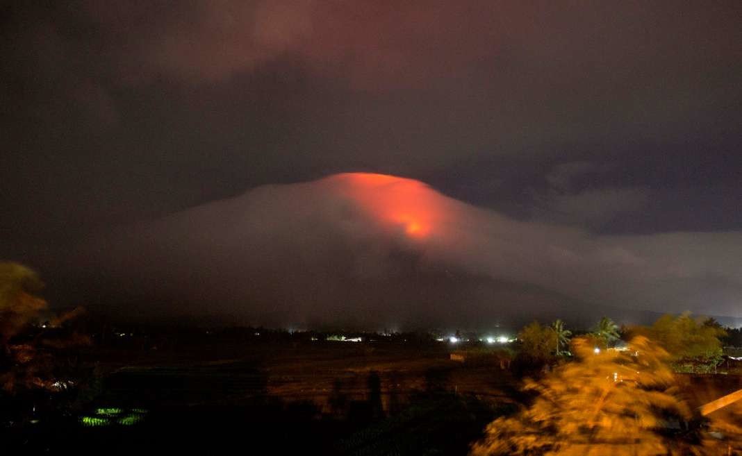 فرار الآلاف قبل ثوران بركان ارتفاعه 2500 متر في الفلبين