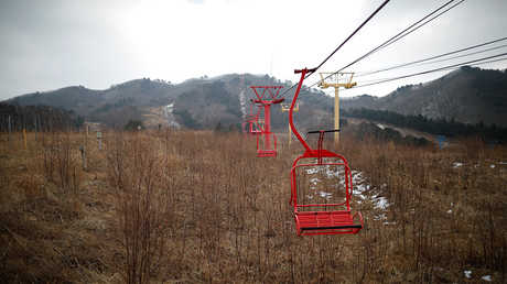 عربات معلقة لم تشهد أي زائر منذ أكثر من عقد