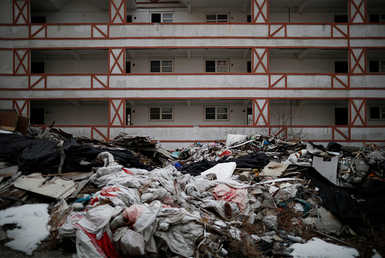 أكوام النفايات مكدسة أمام المباني