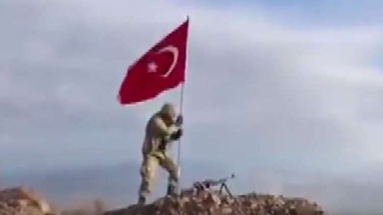 رفع العلم التركي على جبل 