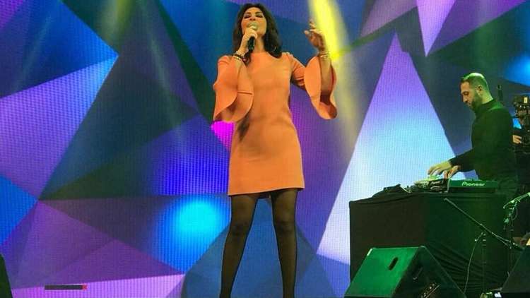 إليسا تفقد وعيها على المسرح