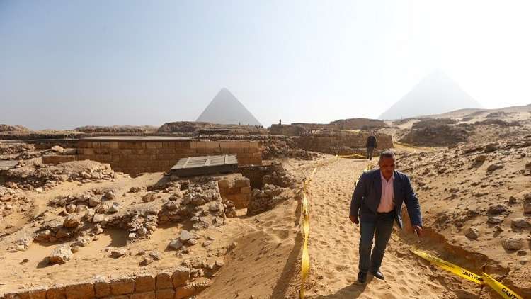 مصر.. اكتشاف مقبرة تاريخية بمنطقة الجبانة بالأهرامات 