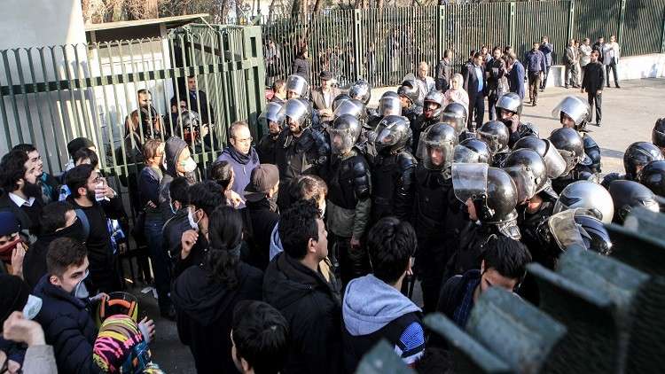 الحرس الثوري الإيراني يعتقل شخصين حرّضا على الاحتجاج