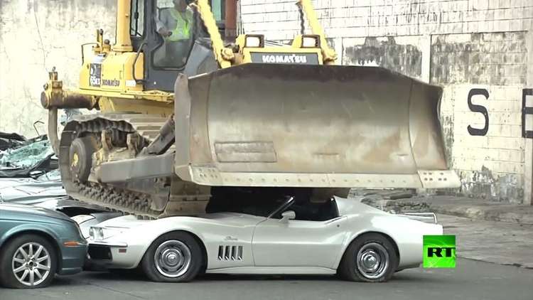 دوتيرتي يحضر تدمير سيارات فخمة في الفلبين!