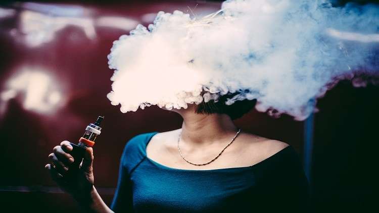 خبراء يشجعون الحوامل على تدخين السجائر الإلكترونية