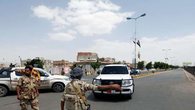 فرحه في حيس اليمنية بعد تسيير الإمارات أول قافلة مساعدات إليها