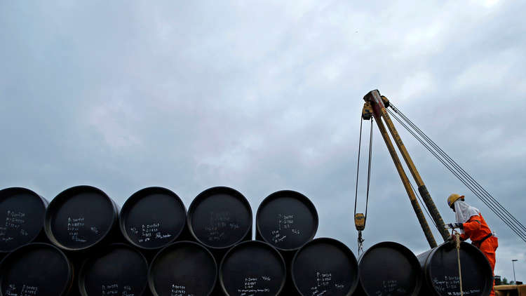 النفط يصعد بعد تقرير عن مخزونات الخام الأمريكية