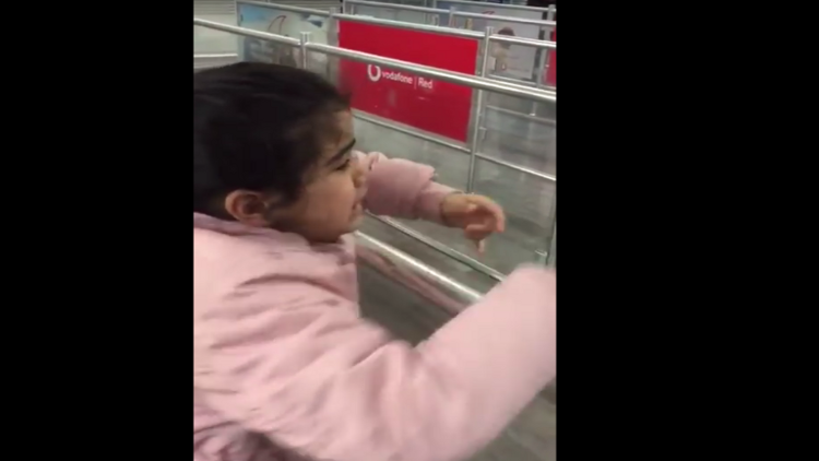 فيديو بكاء طفلة تودع والدها في المطار يشعل مواقع التواصل
