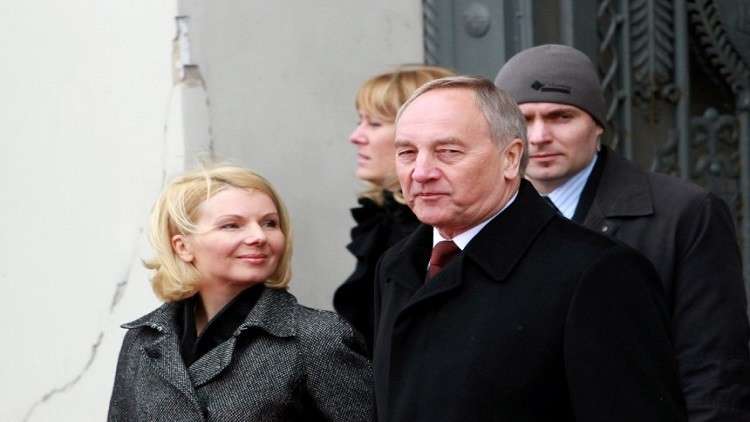 سيدة لاتفيا الأولى سابقا تشتكي من الفقر والعوز بعد طلاقها من الرئيس الثري