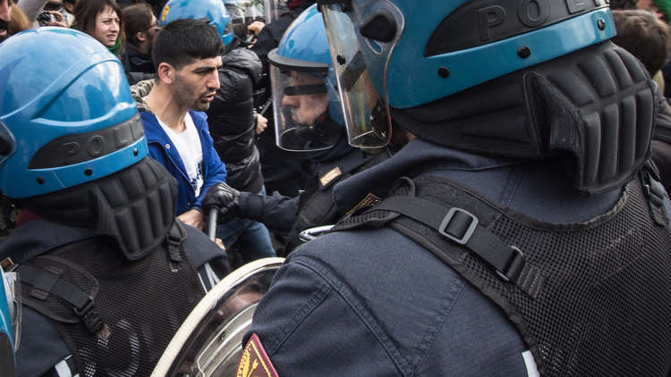 الشرطة الإيطالية تقمع مظاهرة مناهضة للنازية بعنف