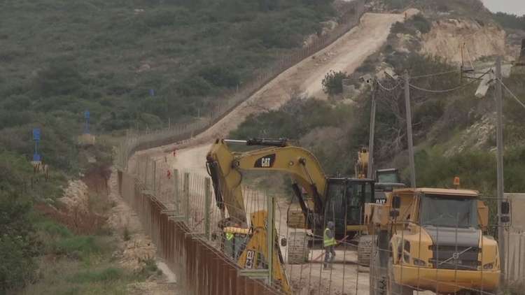 شاهد بالفيديو.. أعمال بناء الجدار الفاصل على الحدود اللبنانية الإسرائيلية