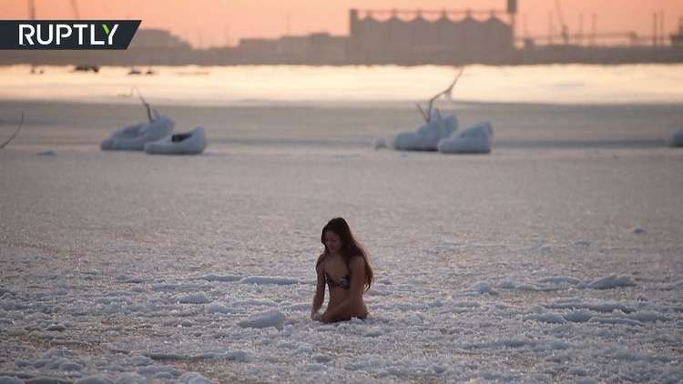 شاهد.. جسد فتي ينغمس بمياه قزوين المتجمدة