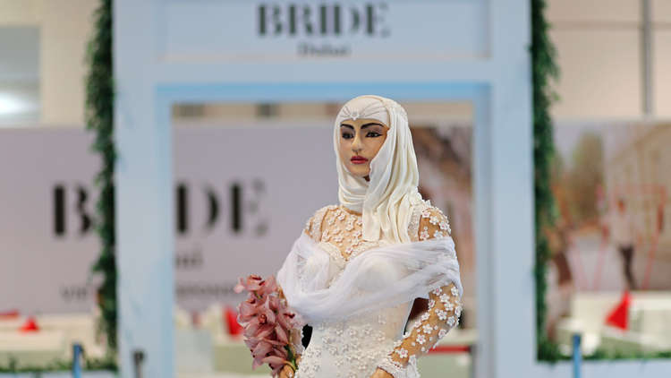 بالصور.. كعكة زفاف على شكل فتاة بسعر مليون دولار في دبي!