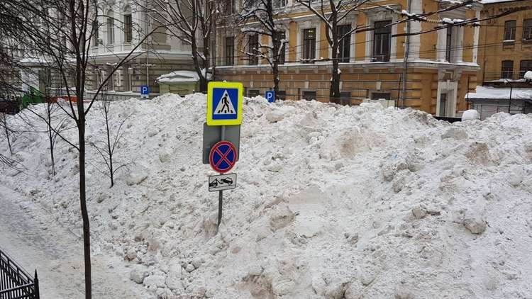 جبال من الثلوج في شوارع موسكو 