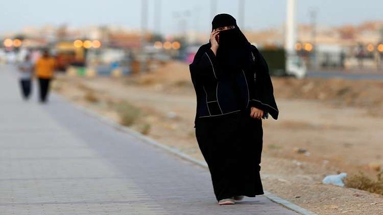 هيئة كبار العلماء بالسعودية: المرأة ملزمة بستر نفسها وليس بارتداء العباءة