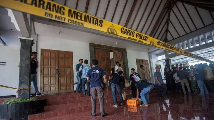 إصابة 4 في هجوم لمسلح بسكين في إندونيسيا
