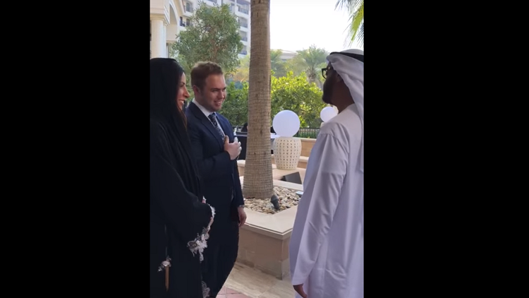 شاهد.. إماراتية تتزوج بريطاني بحضور الشيخ محمد بن زايد وجورج بوش