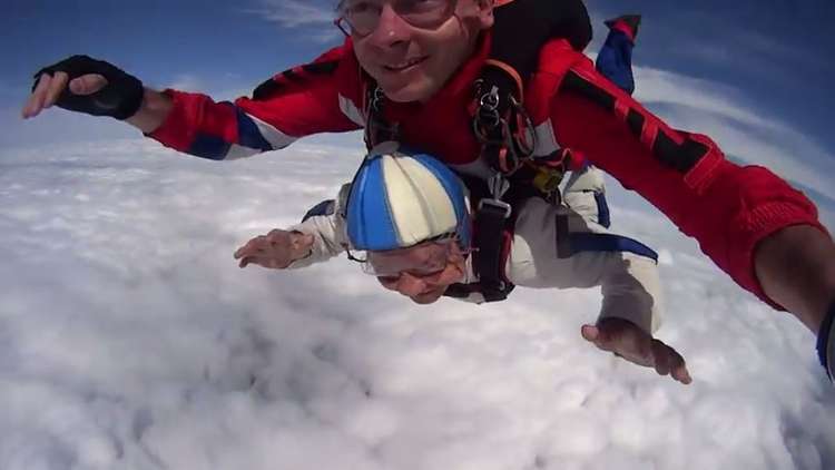 بالفيديو من روسيا.. عمرها 93 وتقفز من ارتفاع 3000 متر