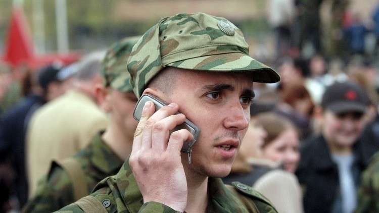 الجيش الروسي يدرس منع جنوده من استخدام الهواتف الذكية