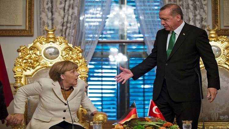 ميركل ترهن فتح صفحة جديدة مع تركيا بإفراجها عن صحفي ألماني 