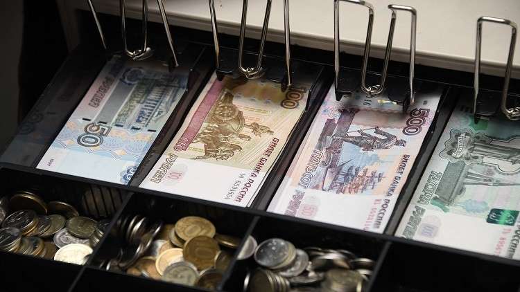 الروبل الروسي يعزز مواقعه أمام الدولار 