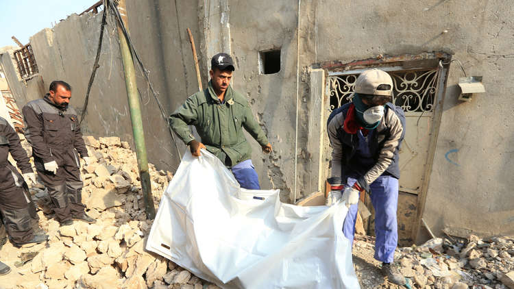 انتشال الجثث من تحت أنقاض الموصل  