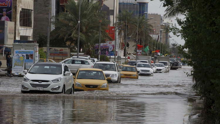 شوارع بغداد تغرق بالأمطار والسلطات تستنفر