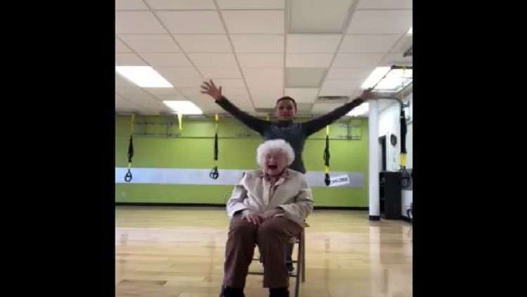 ضحك عجوز في الـ 93 يثير إعجاب الإنترنت