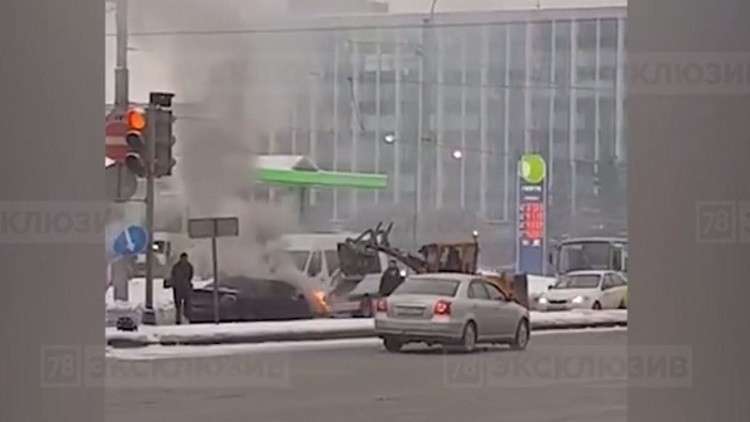 سائق جرافة فطن ينقذ سائقا من الموت حرقا بصب الثلج على سيارته 