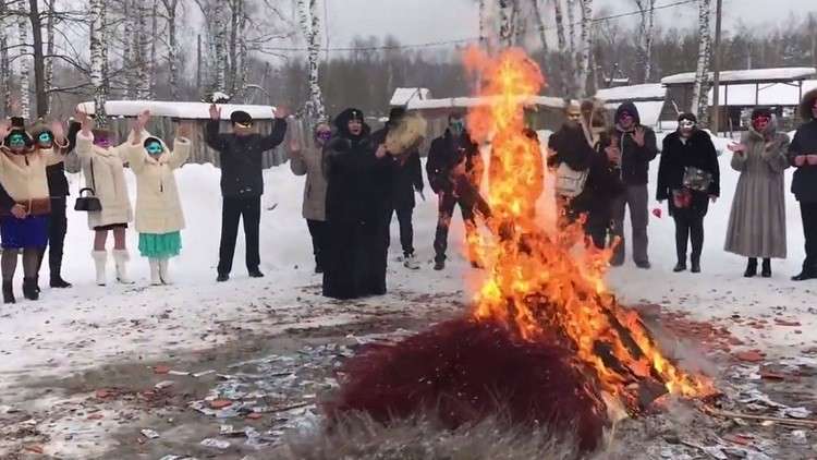 "عبدة" PRIZM يصلّون للتنين الأسود ليلعن الدولار