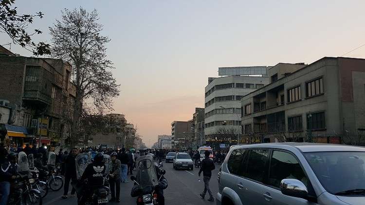 مقتل 5 عناصر أمنية باشتباكات مع المحتجين في طهران