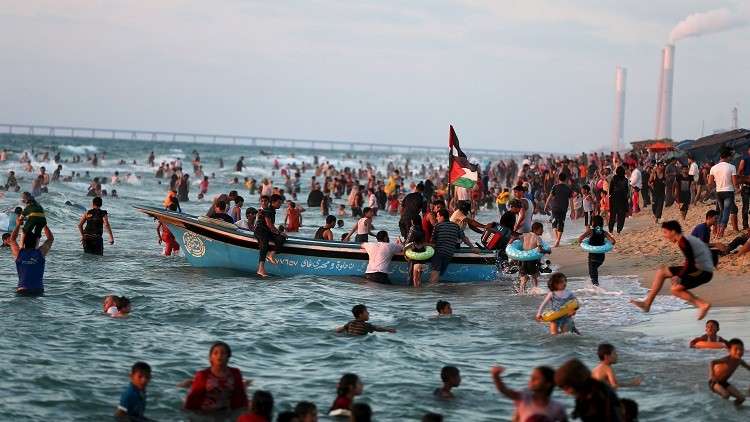 إغلاق شواطئ غزة بالكامل لضخ مياه الصرف الصحي إلى البحر