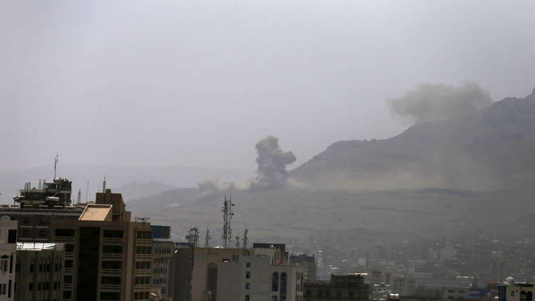 رويترز: مقتل 15 شخصا على الأقل في غارة للتحالف العربي على اليمن