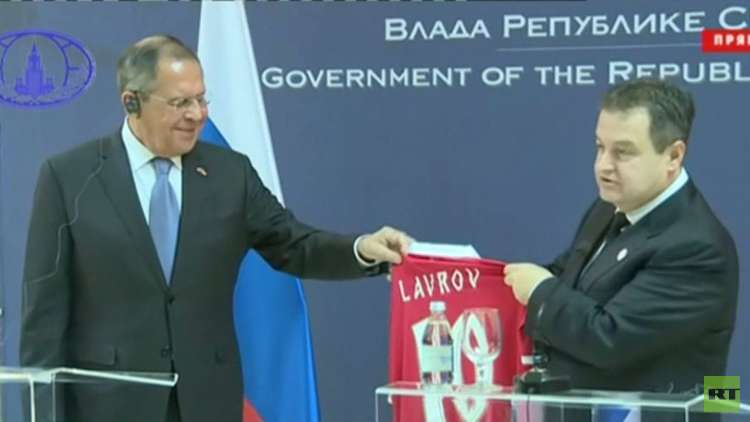 وزير خارجية صربيا يقدم هدايا للافروف وزاخاروفا