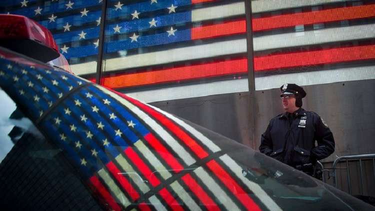 عمدة مدينة أمريكية ترفع راتب حارسها الشخصي لألف ضعف لقاء خدماته الجنسية