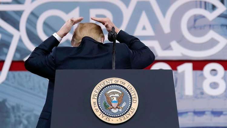 بالفيديو.. ترامب يمازح الحضور بشأن صلعته! 