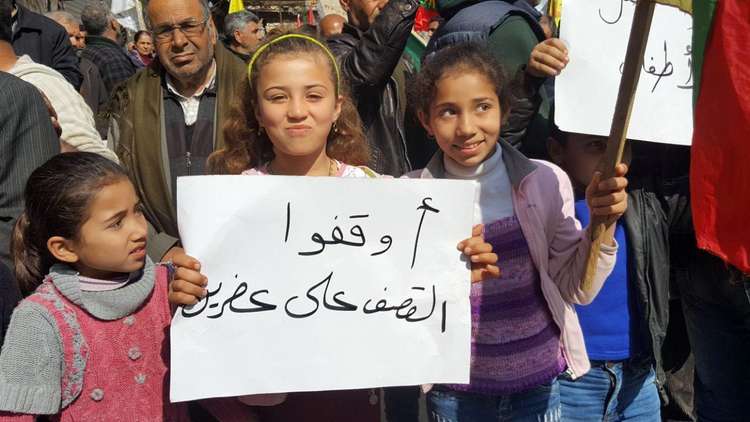 أهالي عفرين يتظاهرون ضد القصف التركي
