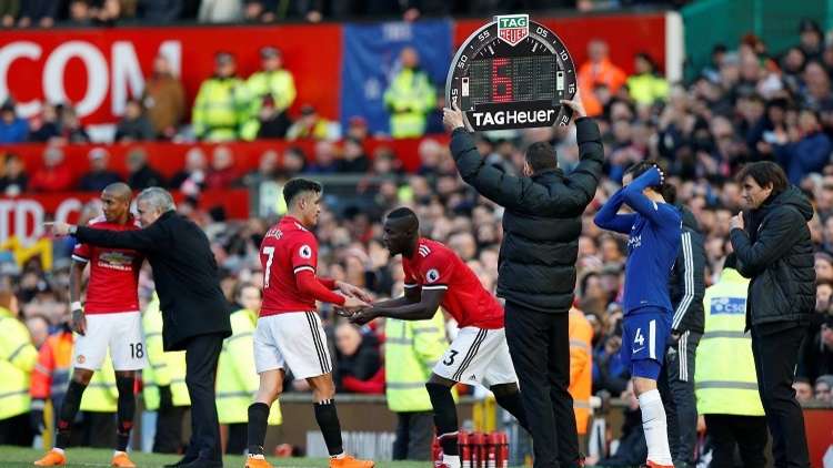 شاهد.. ويليان يحاول قراءة رسالة مورينيو لمدافعه ماتيش