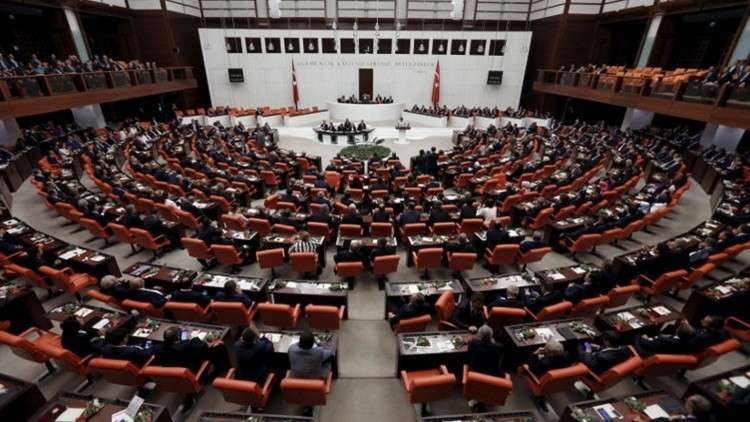 البرلمان التركي يسقط تفويض نائبين من حزب مؤيد للأكراد