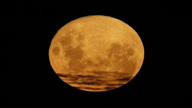 العالم يشهد ظهور "قمر الدودة" الليلة 