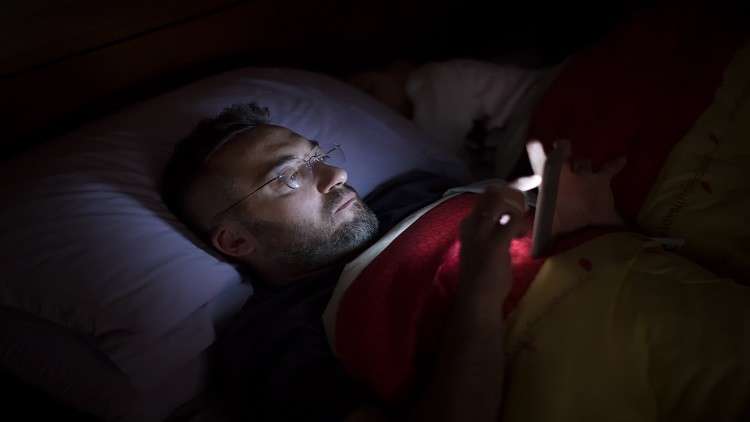 إغلاق الأجهزة الالكترونية قبل النوم ينقذنا من أمراض قاتلة