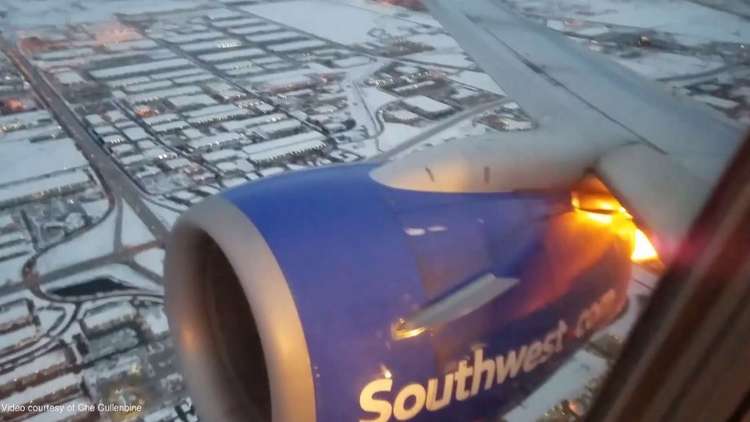 راكب بوينغ 737-700 يصور تفجيرات متكررة في محرك الطائرة