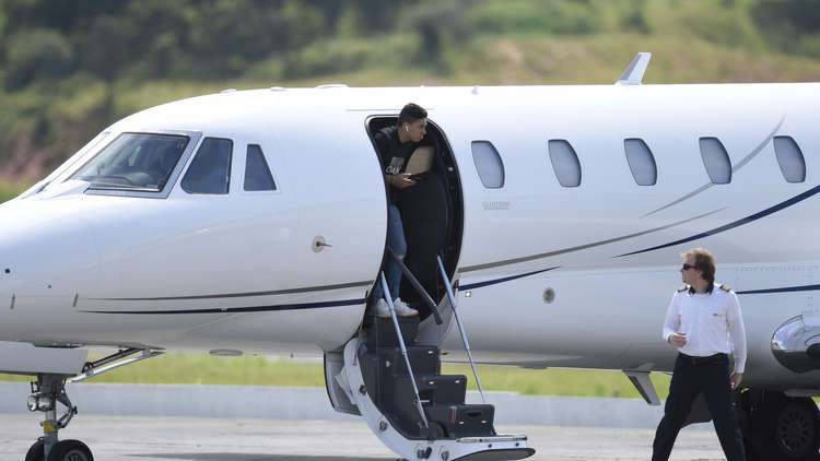 نيمار يغادر المستشفى بعد العملية الناجحة 