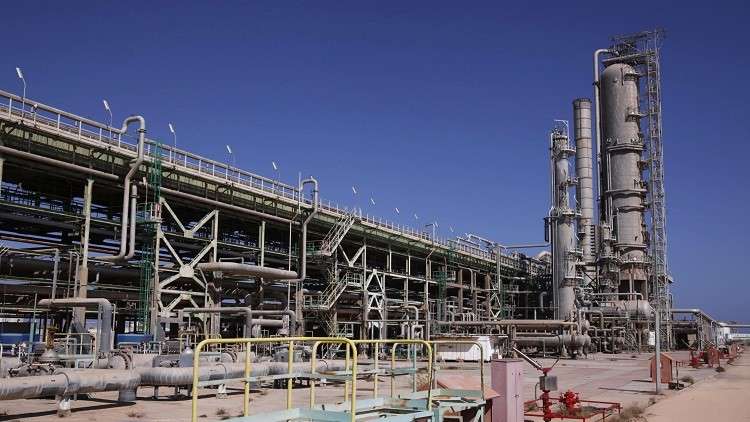 مواطن يغلق حقل الشرارة النفطي في ليبيا