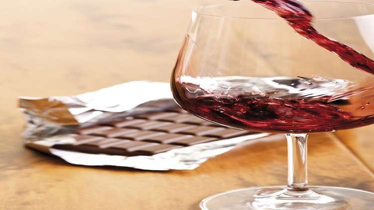 اكتشاف فائدة غير متوقعة للنبيذ الأحمر والشوكولاته