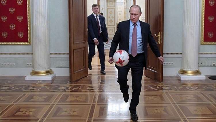 بوتين يستعرض مهاراته الكروية قبل 100 يوم من المونديال