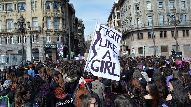 في يومهن العالمي.. نساء إسبانيا يغلقن الشوارع احتجاجا على أوضاعهن (صور + فيديو)